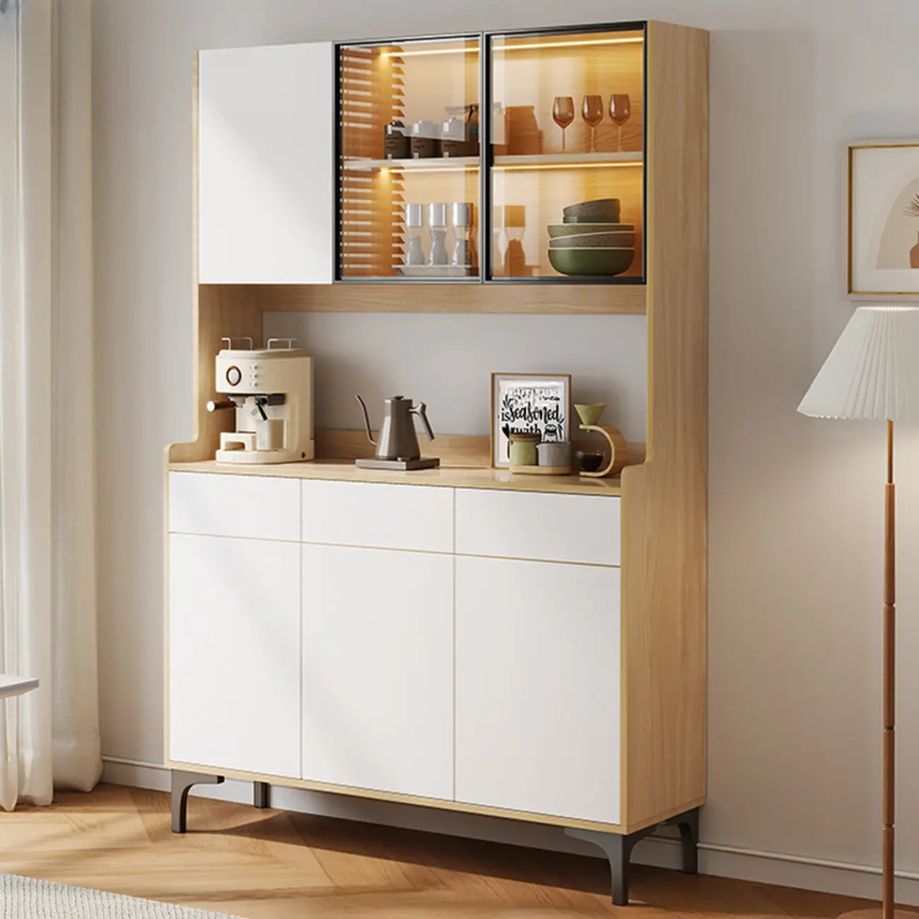 Grand buffet en bois avec portes vitrées et étagère supérieure