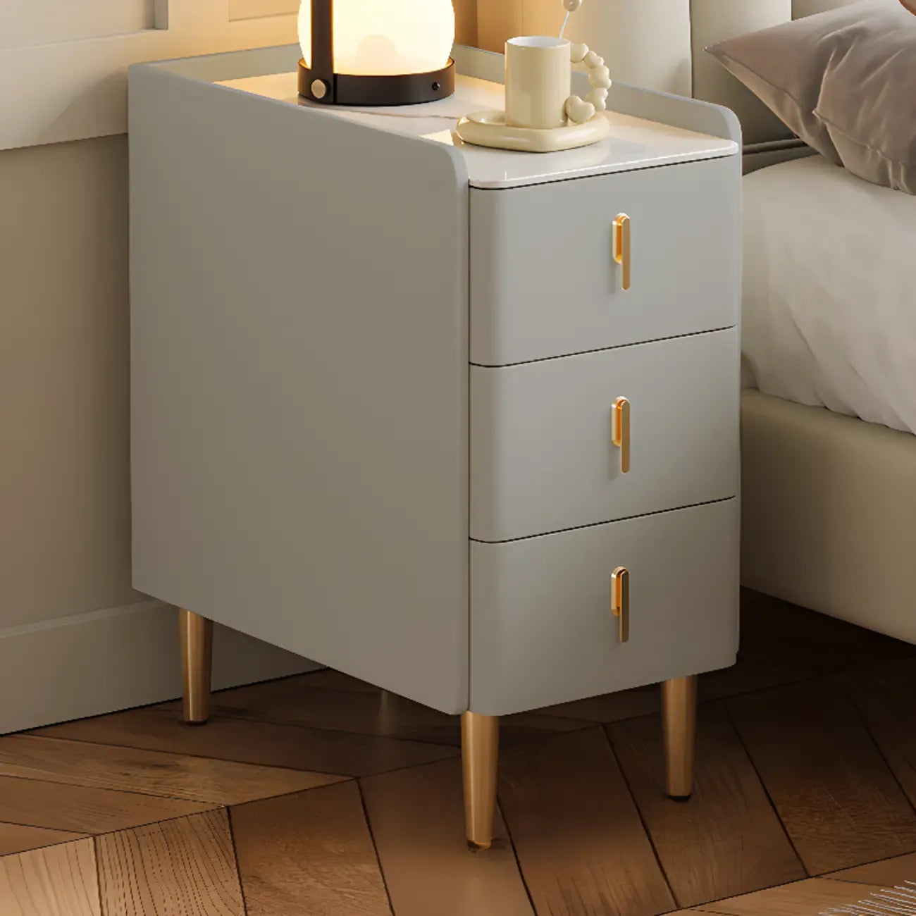 Table de chevet glamour en bois crème avec plateau en marbre et 3 tiroirs