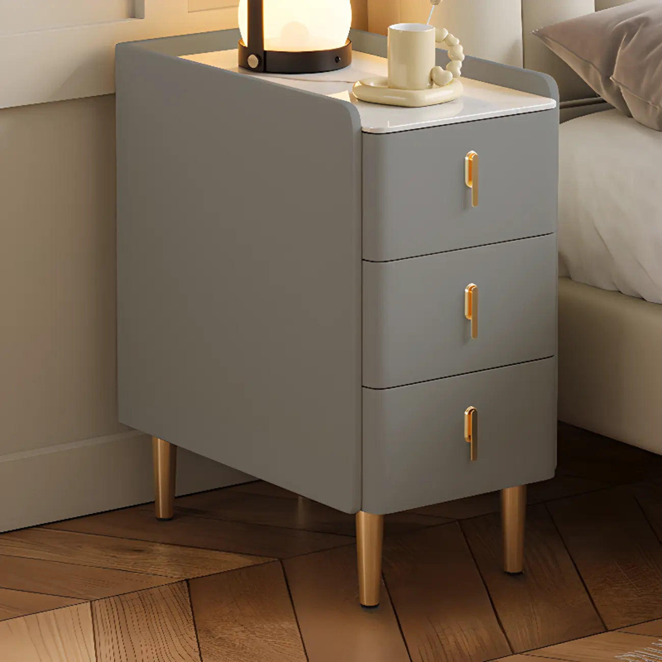 Table de chevet glamour en bois crème avec plateau en marbre et 3 tiroirs