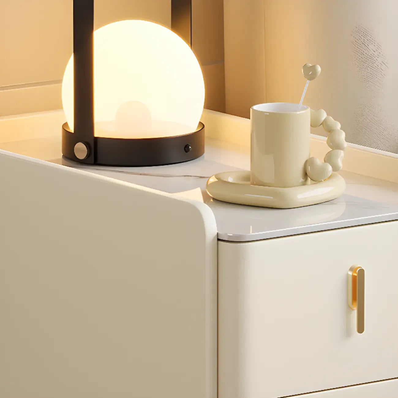 Table de chevet glamour en bois crème avec plateau en marbre et 3 tiroirs