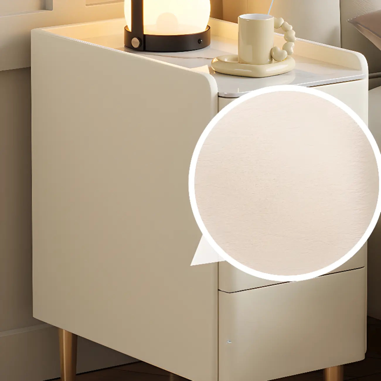 Table de chevet glamour en bois crème avec plateau en marbre et 3 tiroirs