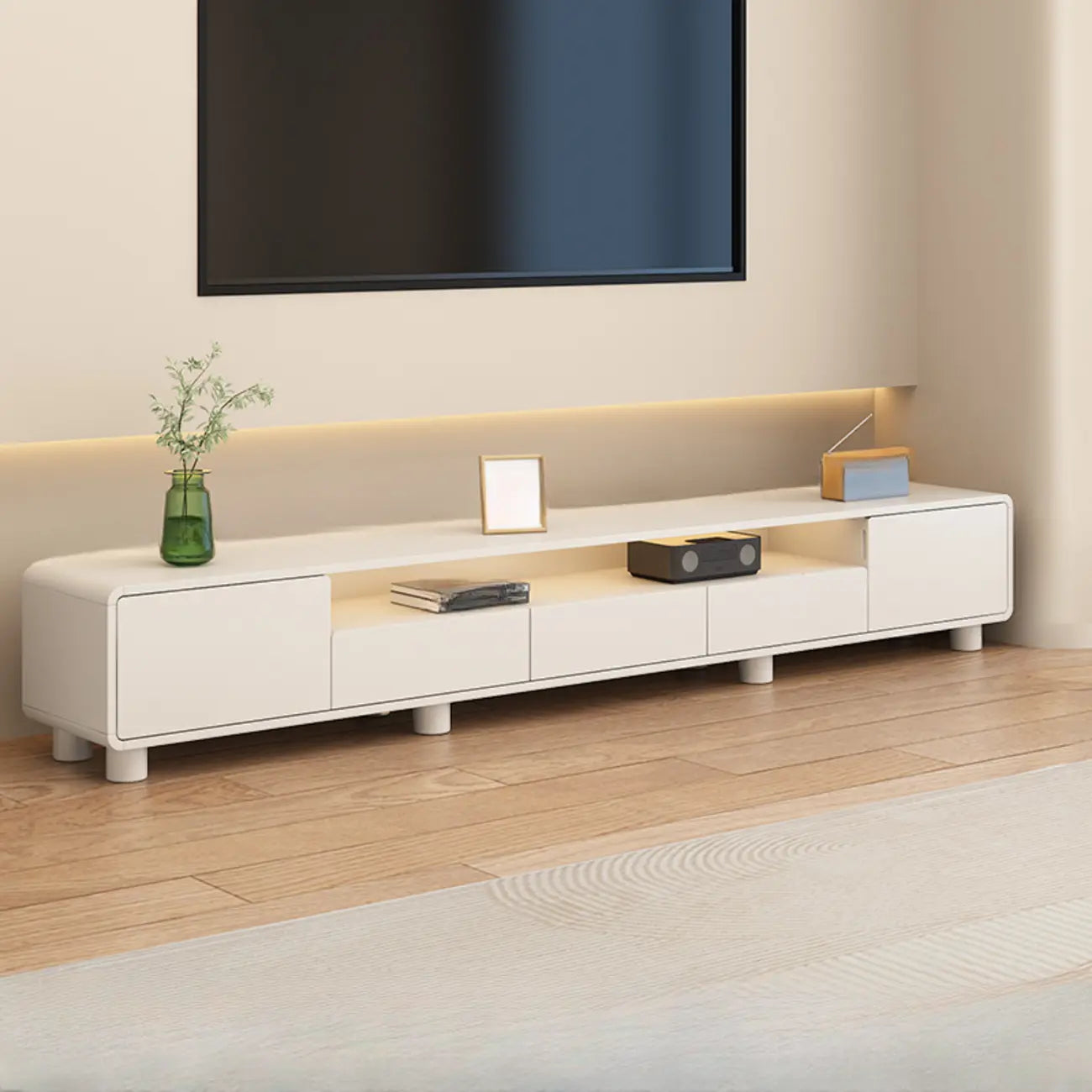 Meuble TV moderne en bois blanc avec tiroirs et placards