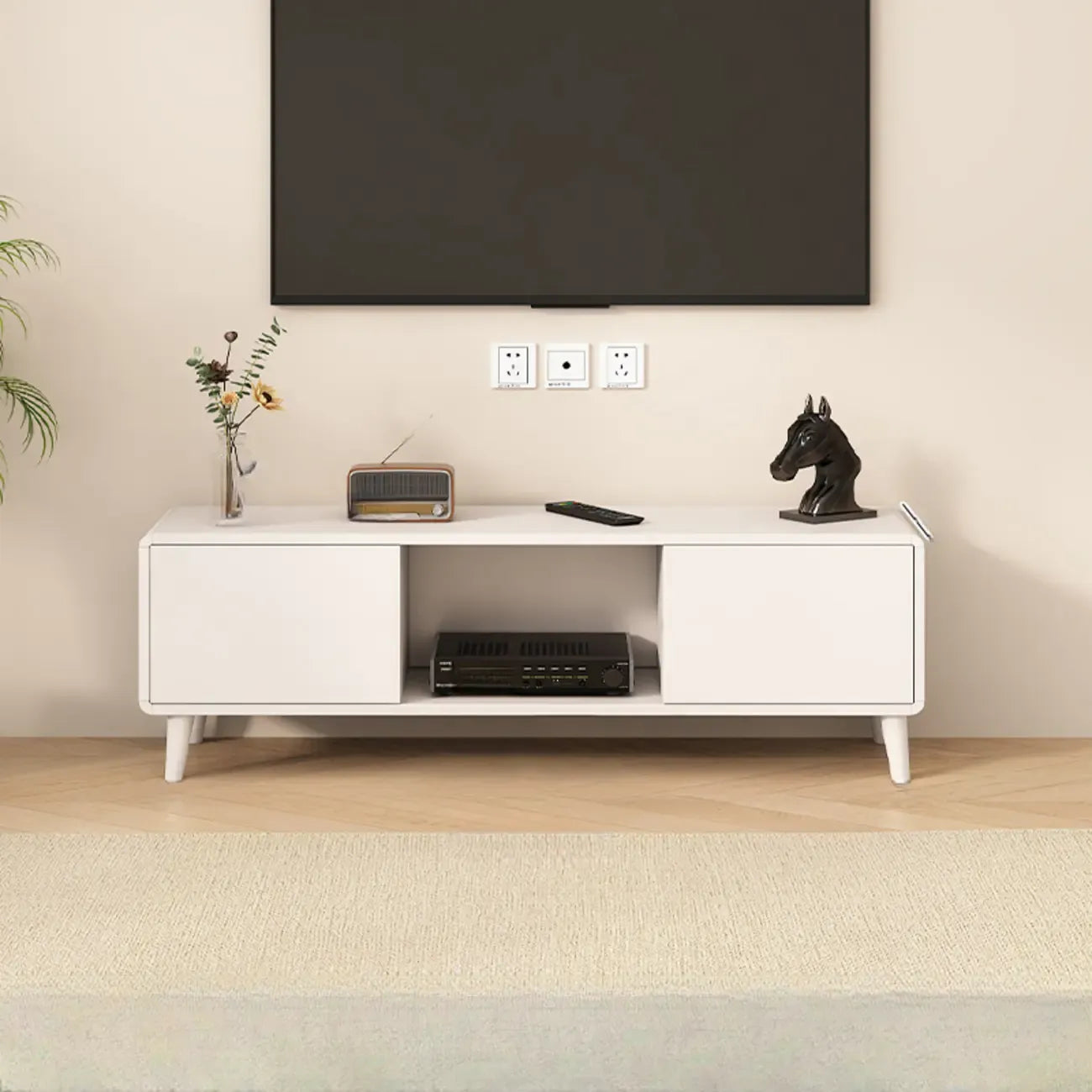 Meuble TV moderne en bois blanc avec tiroirs et placards