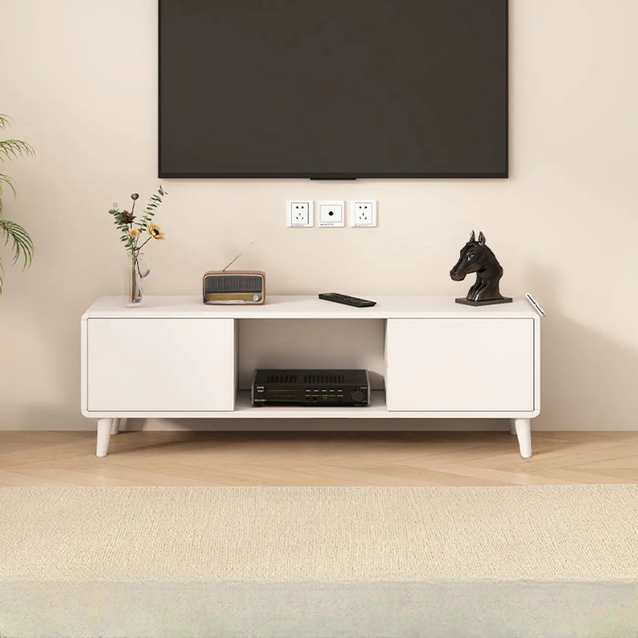 Meuble TV moderne en bois blanc avec tiroirs et placards