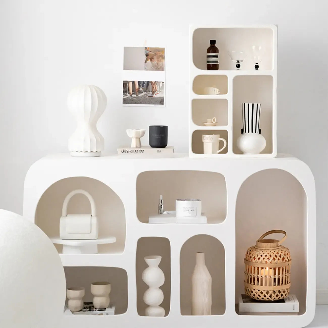 vaisselier de salle à manger en bois blanc avec étagères