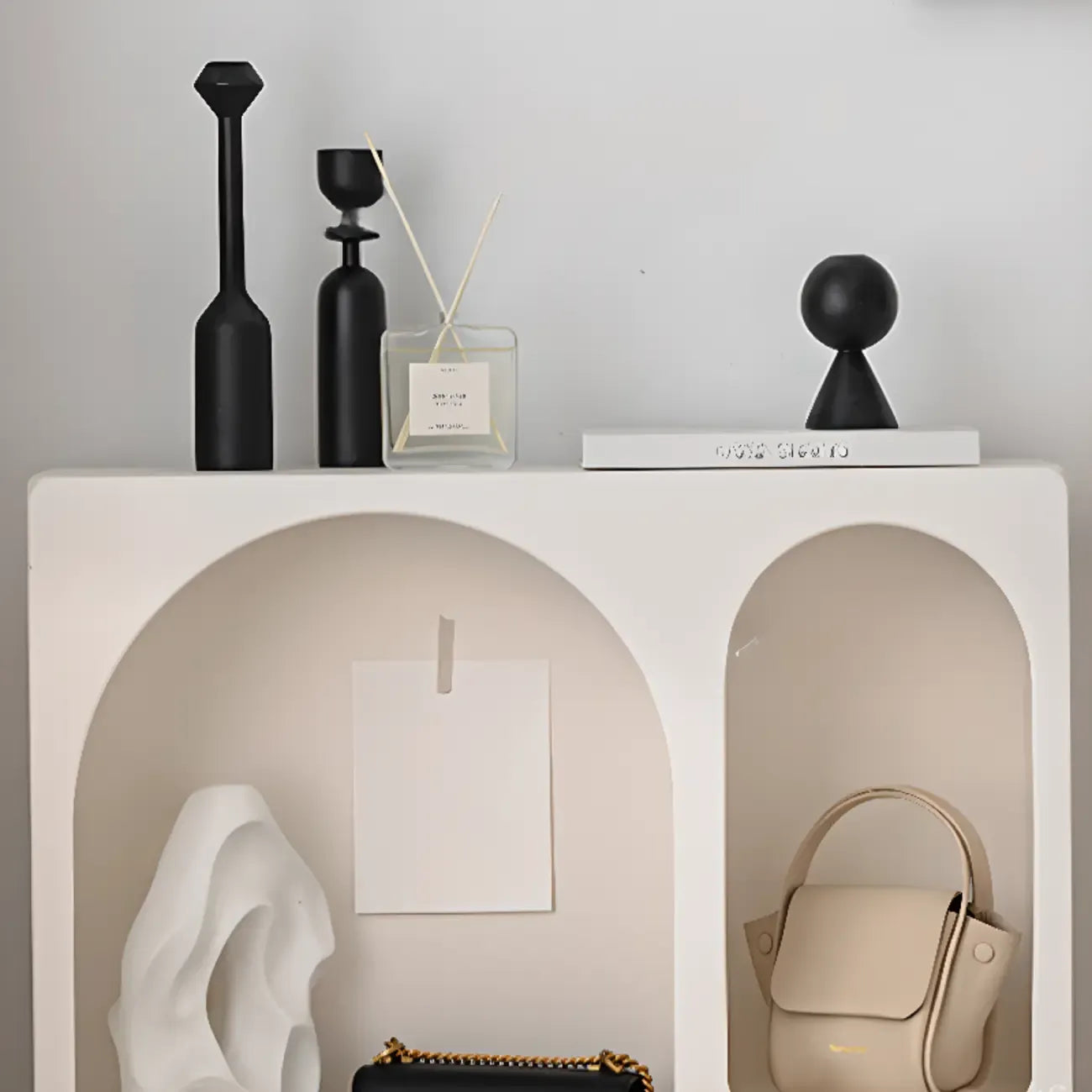 vaisselier de salle à manger en bois blanc avec étagères