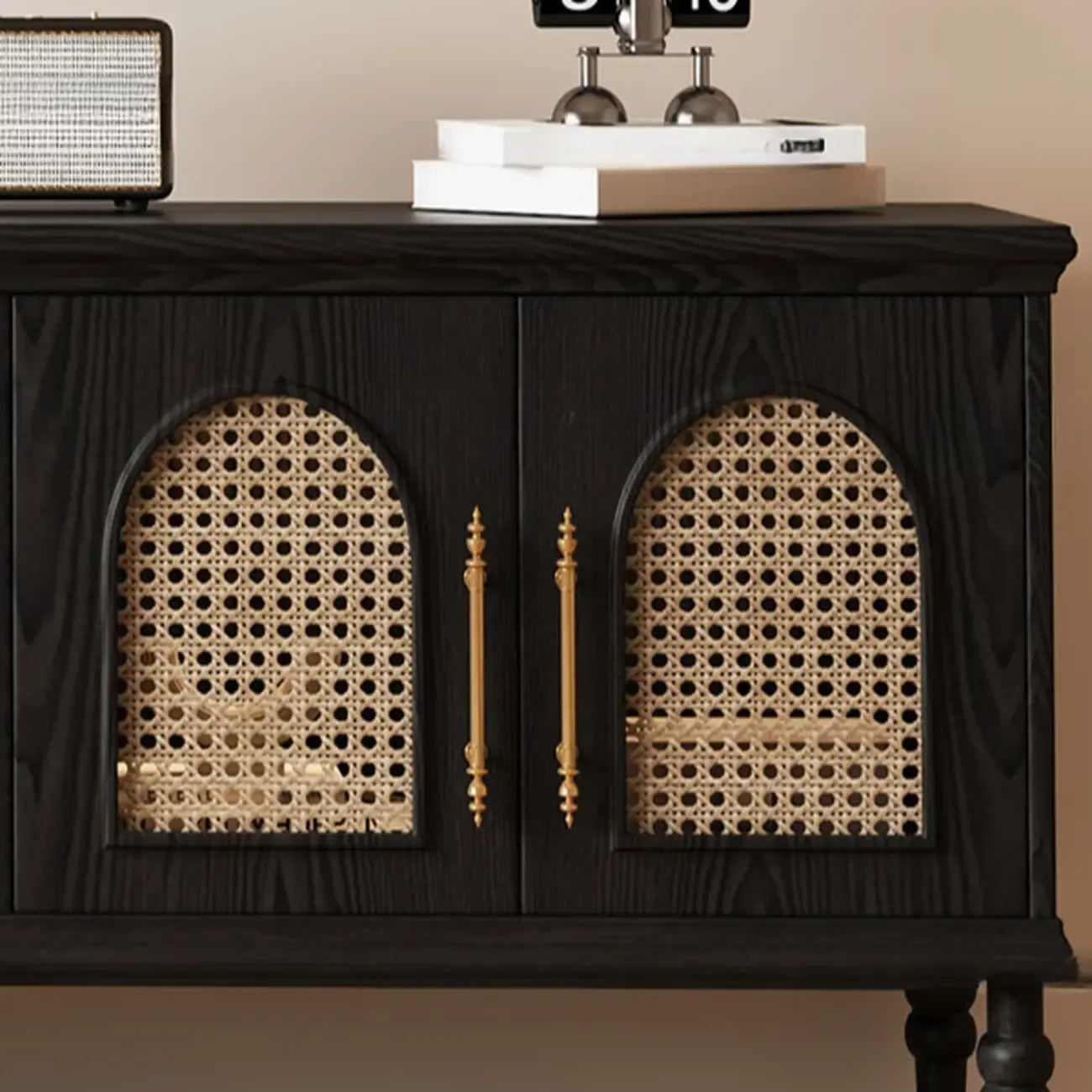 Meuble TV traditionnel long en bois noir avec portes en rotin