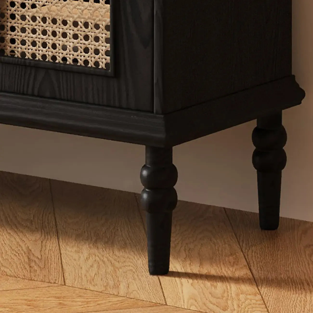 Meuble TV traditionnel long en bois noir avec portes en rotin