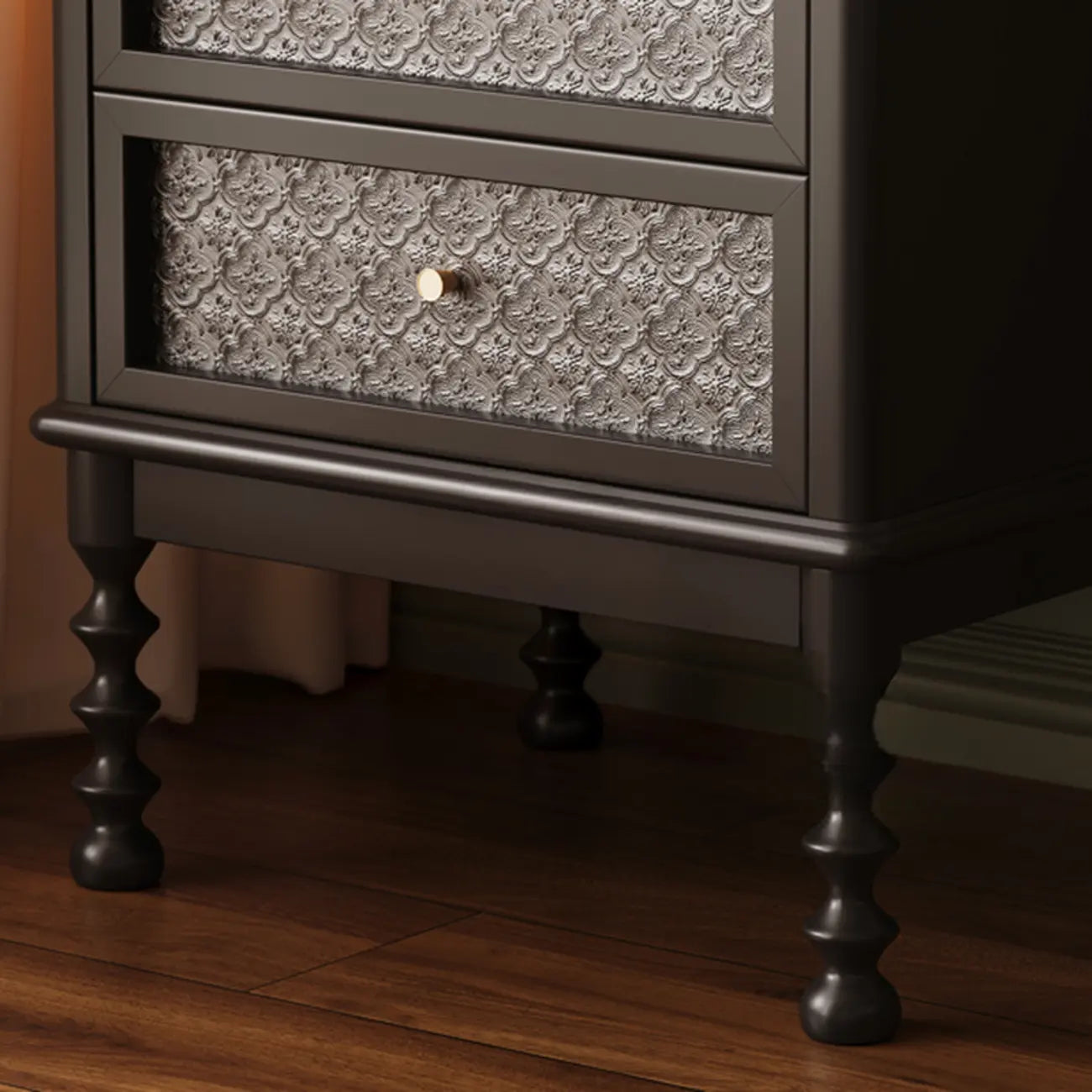 Table de chevet vintage en bois massif avec tiroirs et finition à motifs