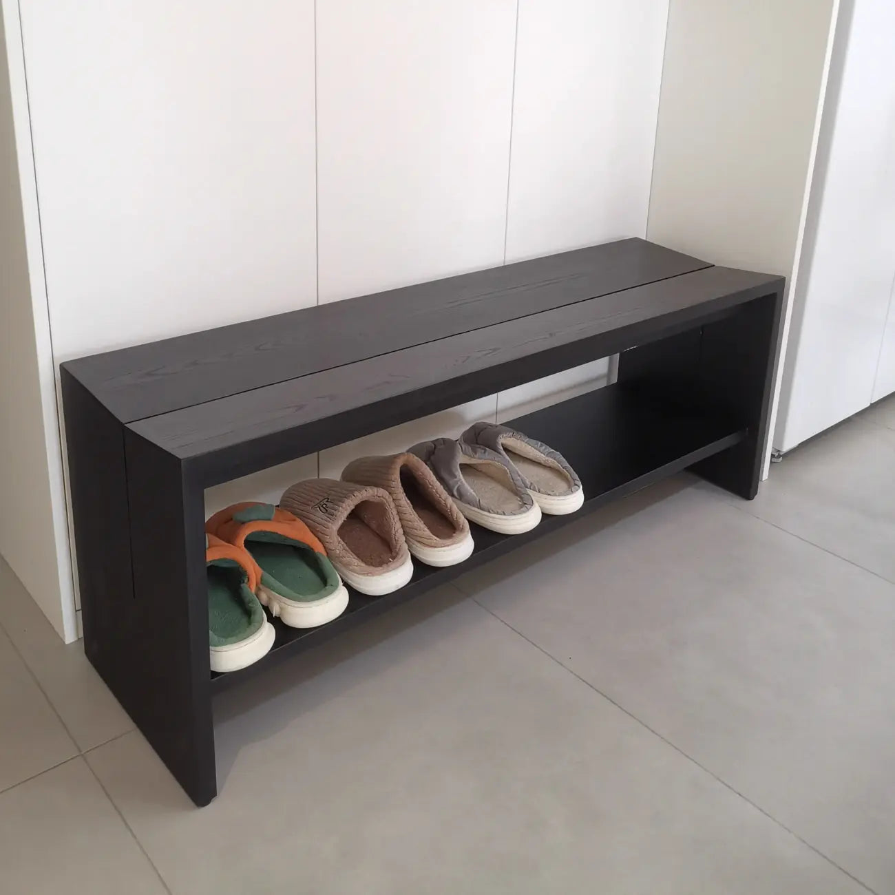 Banc d'entrée scandinave incurvé en bois massif noir