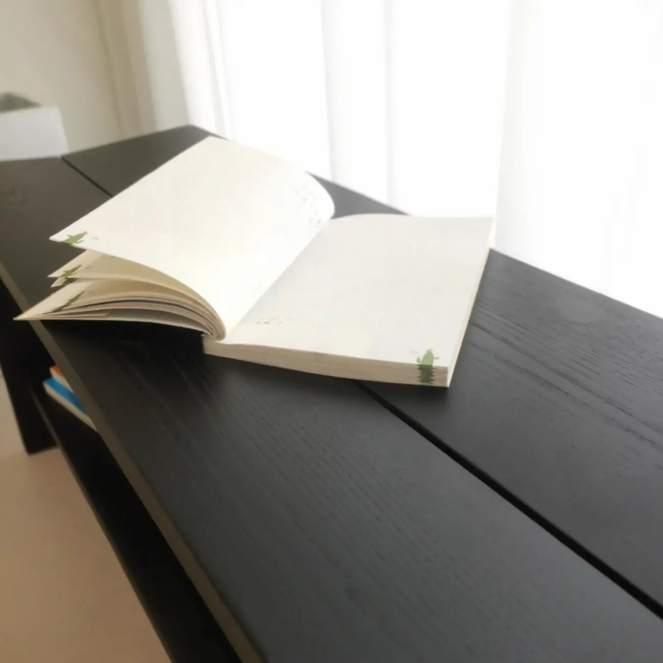 Banc d'entrée scandinave incurvé en bois massif noir