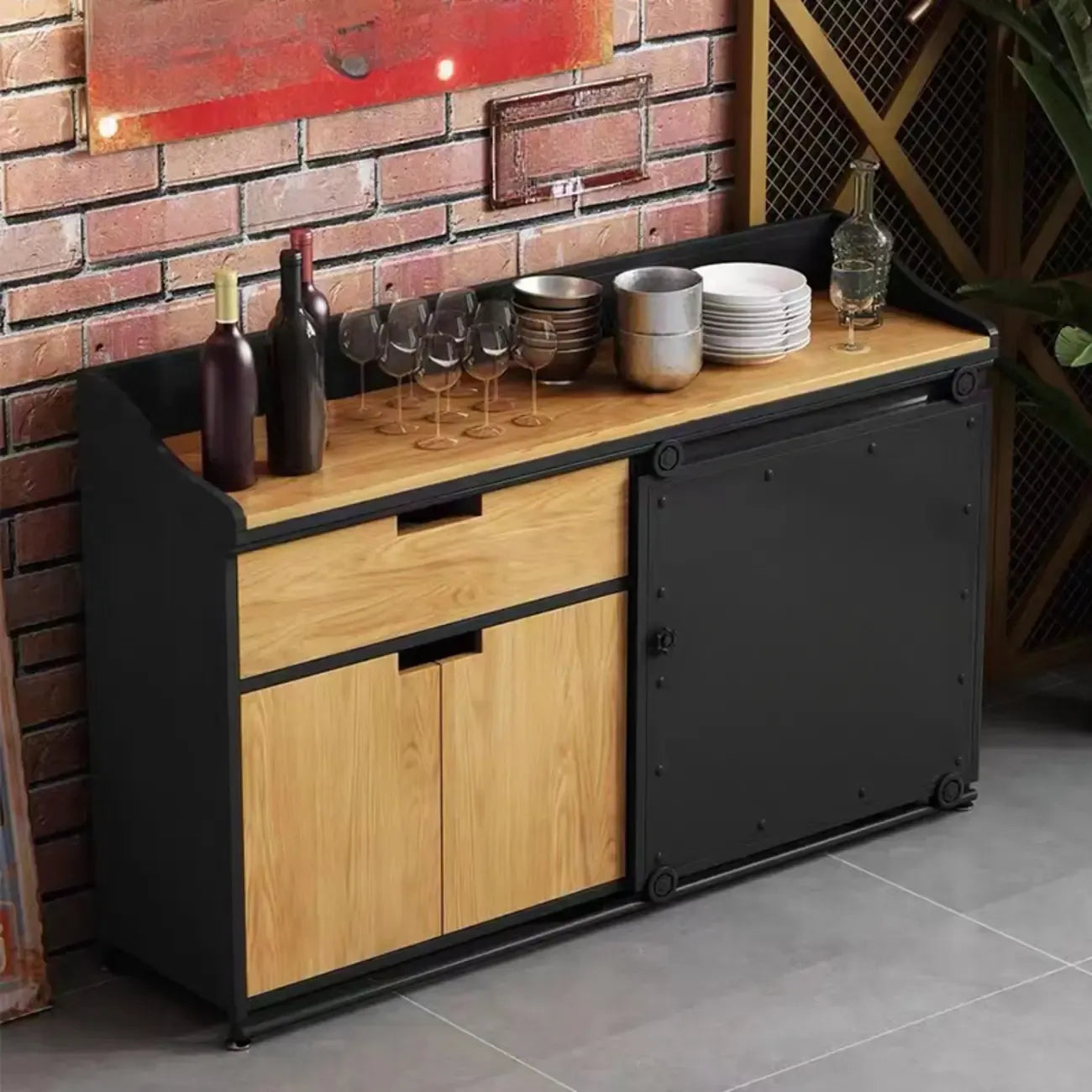 Buffet industriel en bois noir à 4 étagères et portes coulissantes.