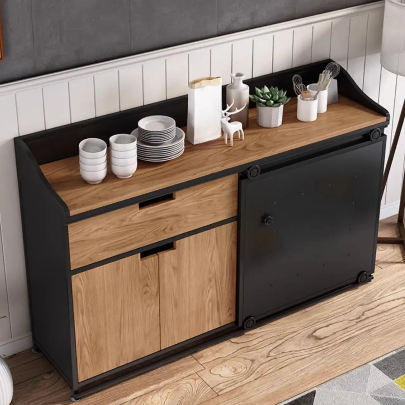 Buffet industriel en bois noir à 4 étagères et portes coulissantes.