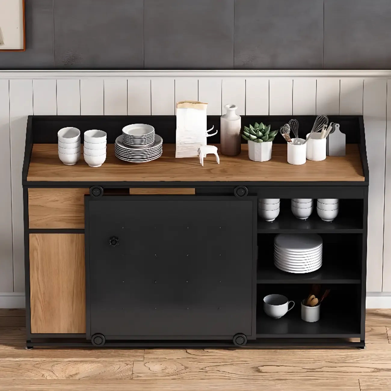 Buffet industriel en bois noir à 4 étagères et portes coulissantes.