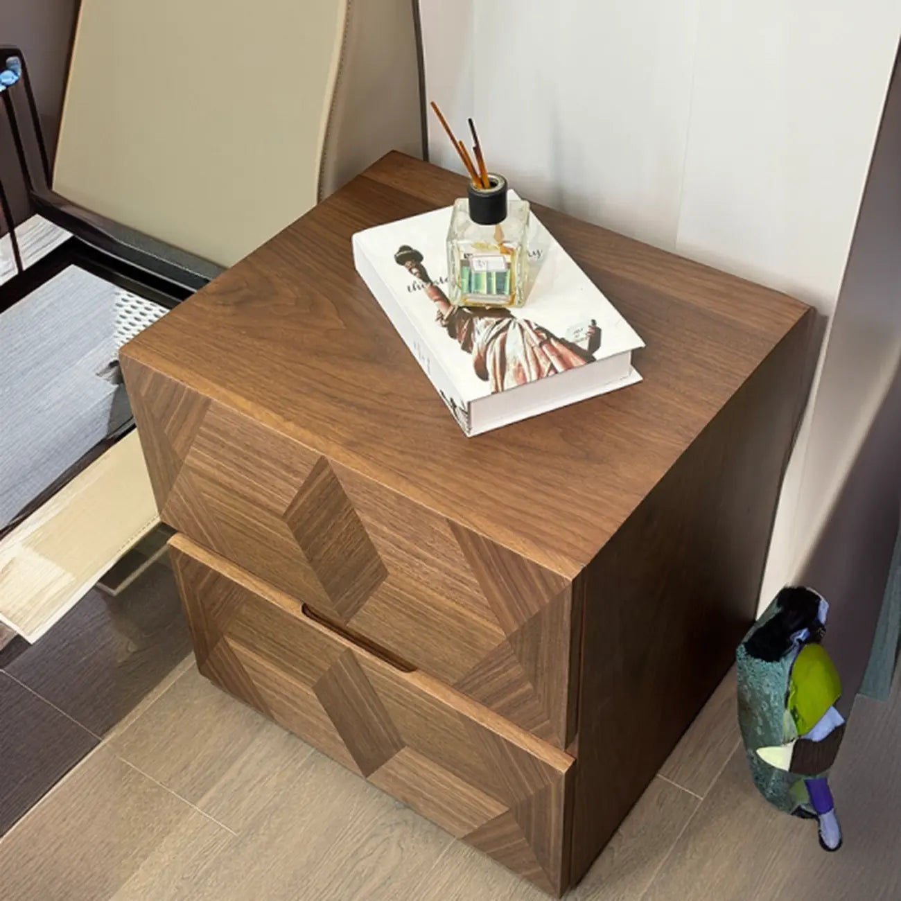 Table de chevet étroite élégante en bois brun noyer à 2 tiroirs