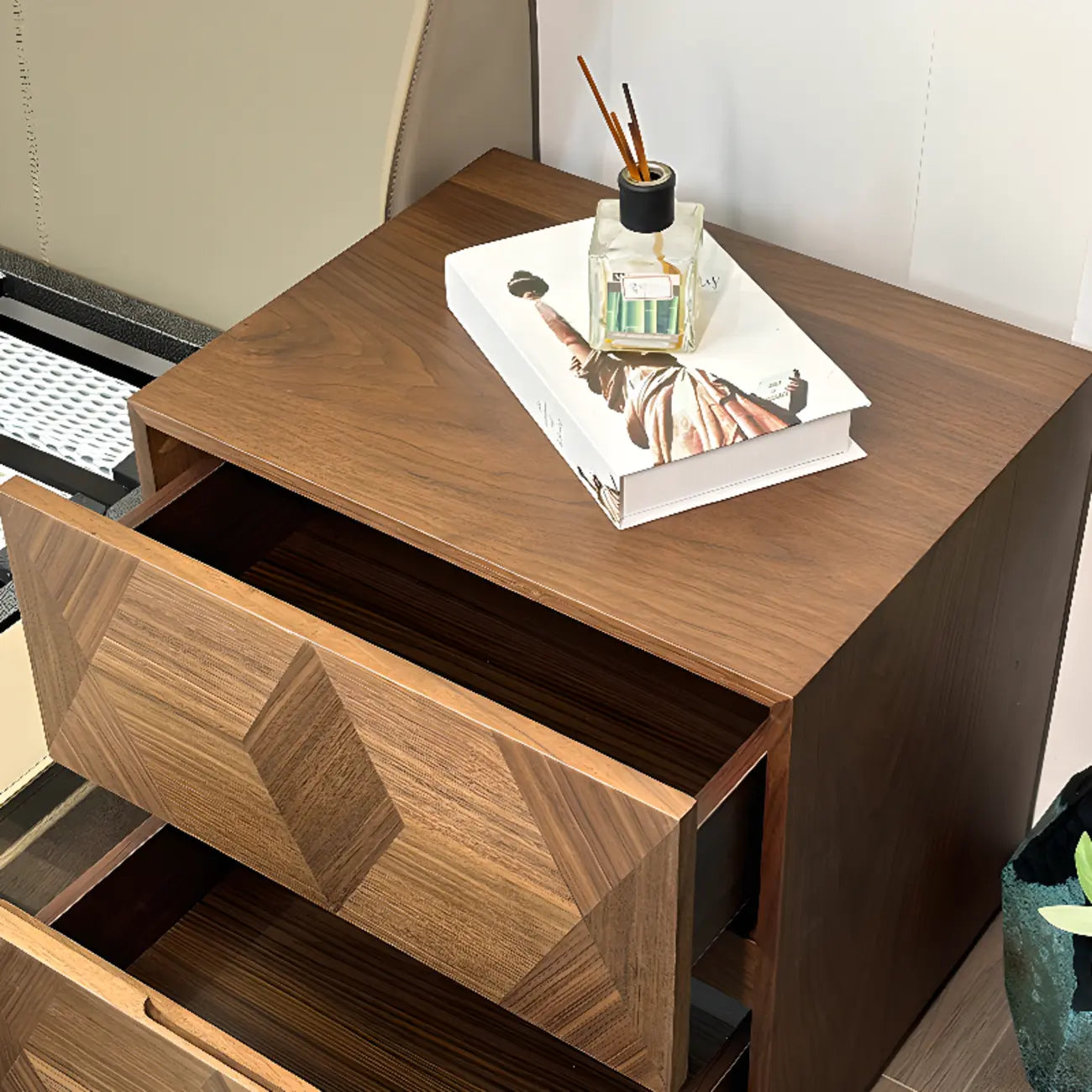 Table de chevet étroite élégante en bois brun noyer à 2 tiroirs