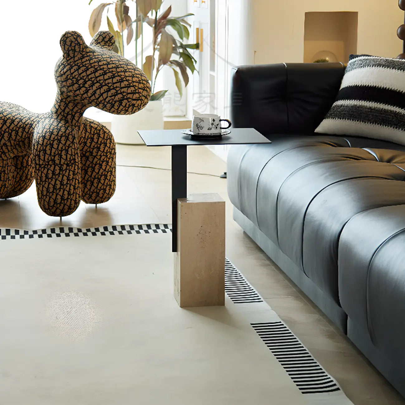 Table d'appoint carrée moderne en travertin et métal sur pied