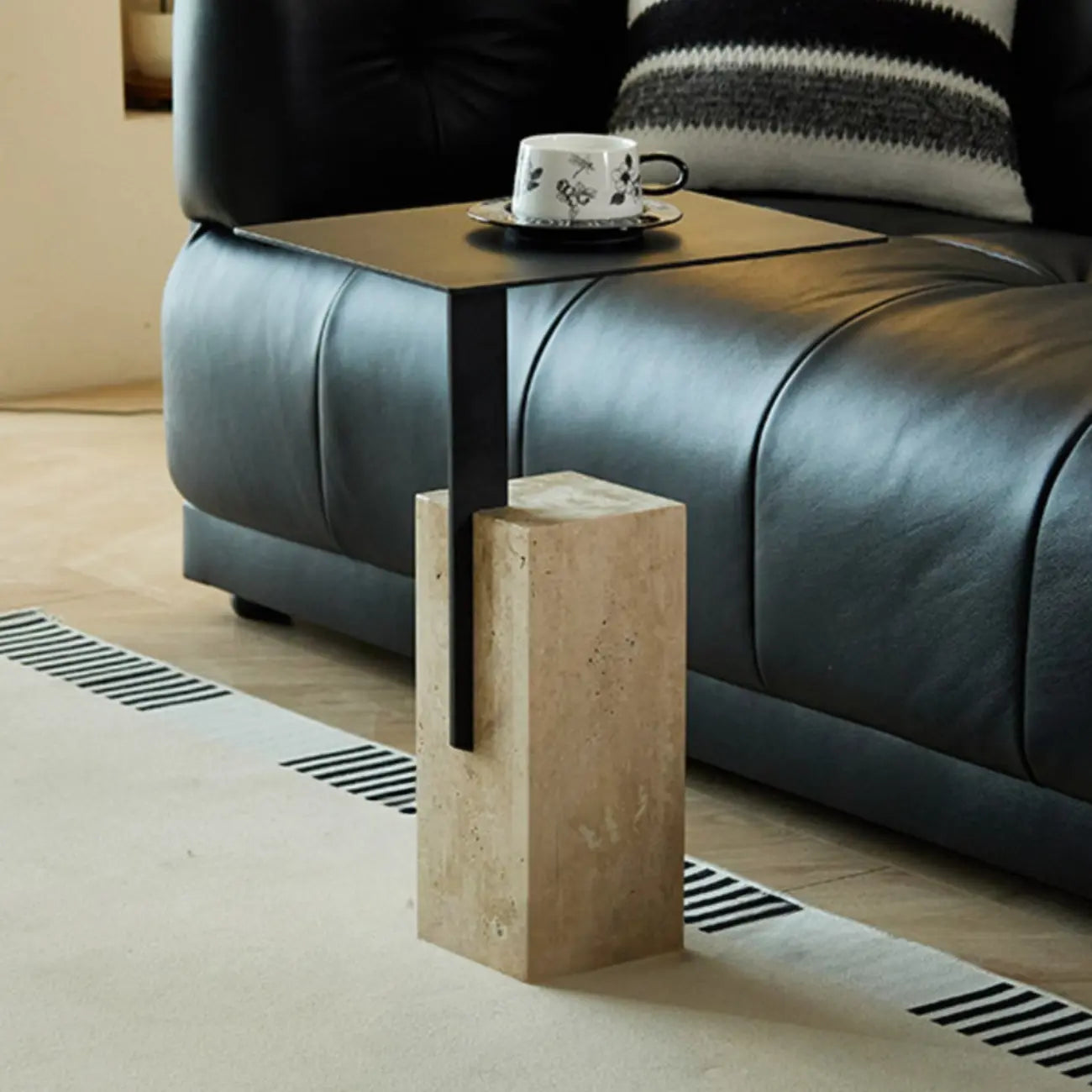 Table d'appoint carrée moderne en travertin et métal sur pied