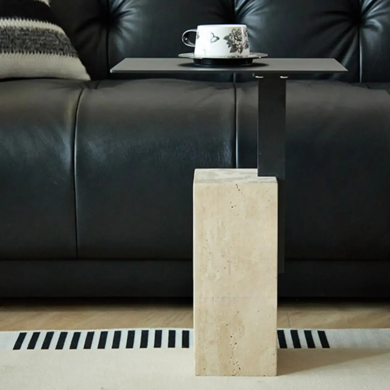 Table d'appoint carrée moderne en travertin et métal sur pied