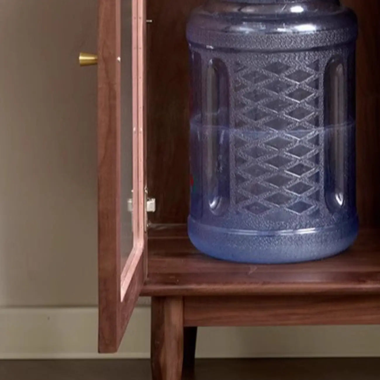 Buffet de cuisine en bois brun clair avec étagère