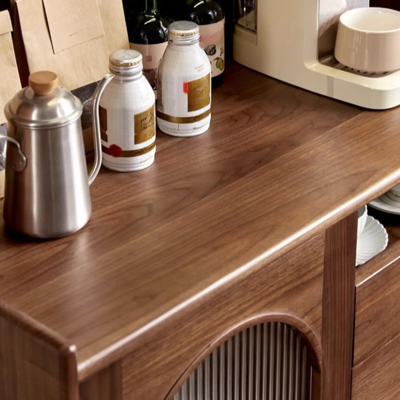 Buffet de cuisine en bois brun clair avec étagère