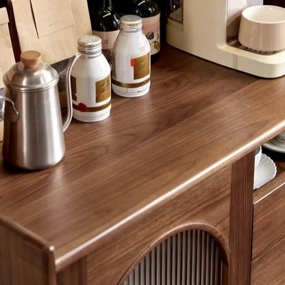 Buffet de cuisine en bois brun clair avec étagère