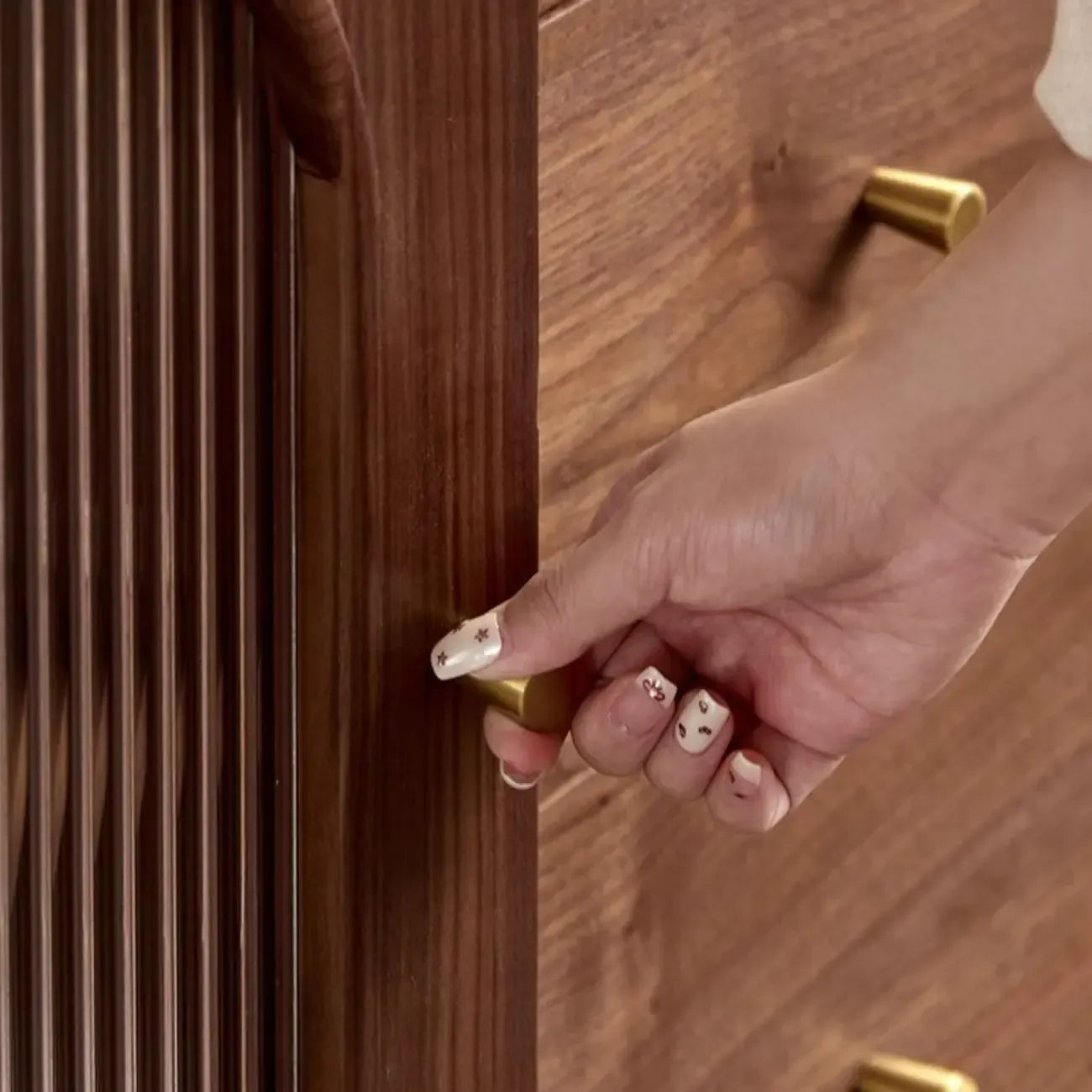 Buffet de cuisine en bois brun clair avec étagère