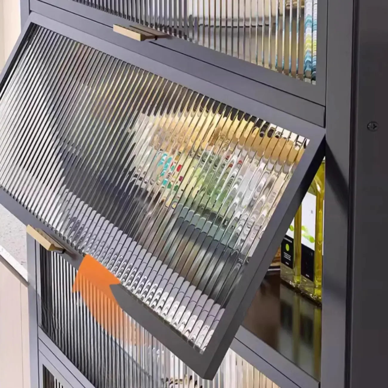 Buffet moderne et simple en métal avec portes relevables et plusieurs placards