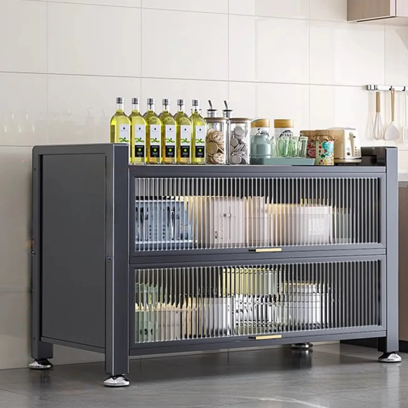 Buffet moderne et simple en métal avec portes relevables et plusieurs placards