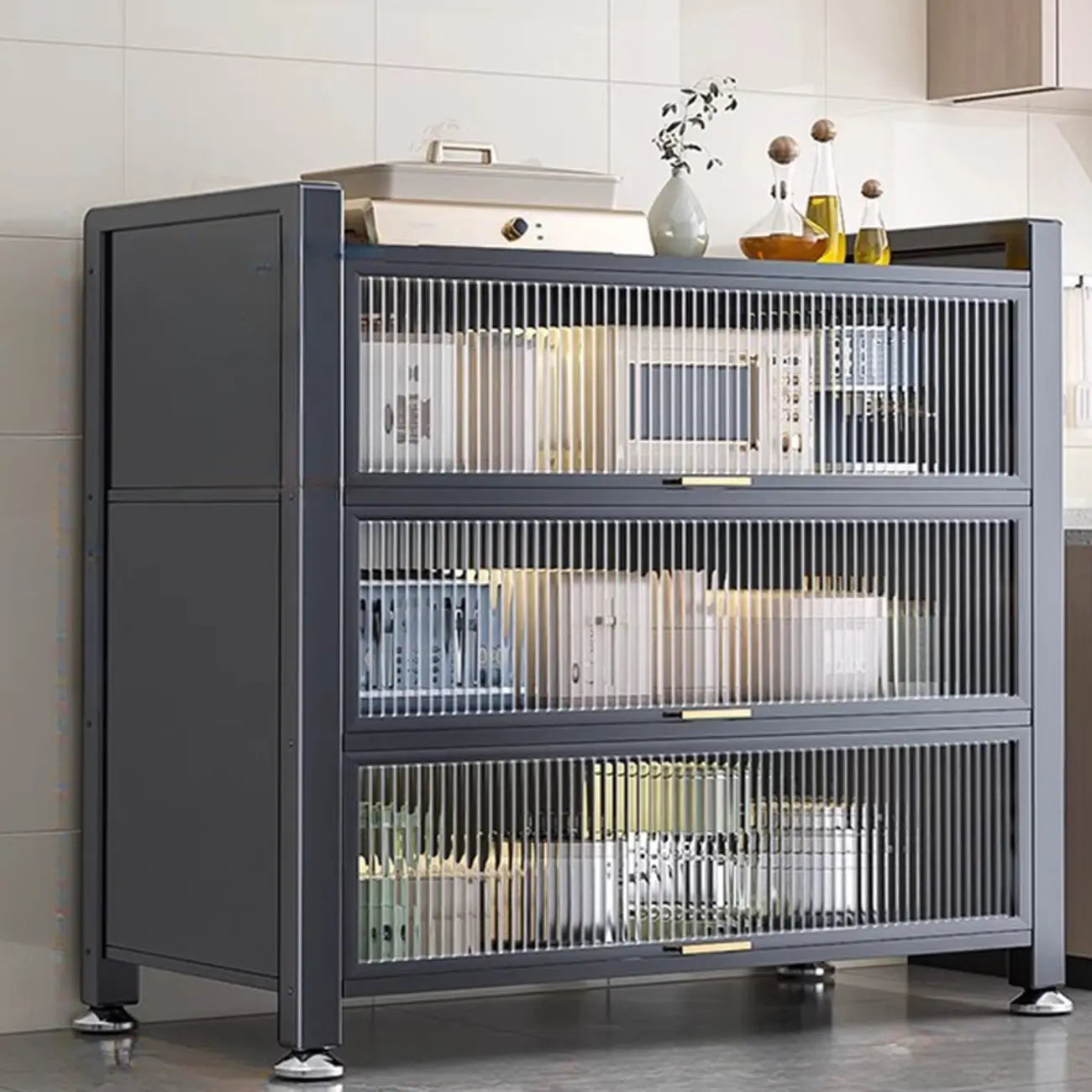 Buffet moderne et simple en métal avec portes relevables et plusieurs placards