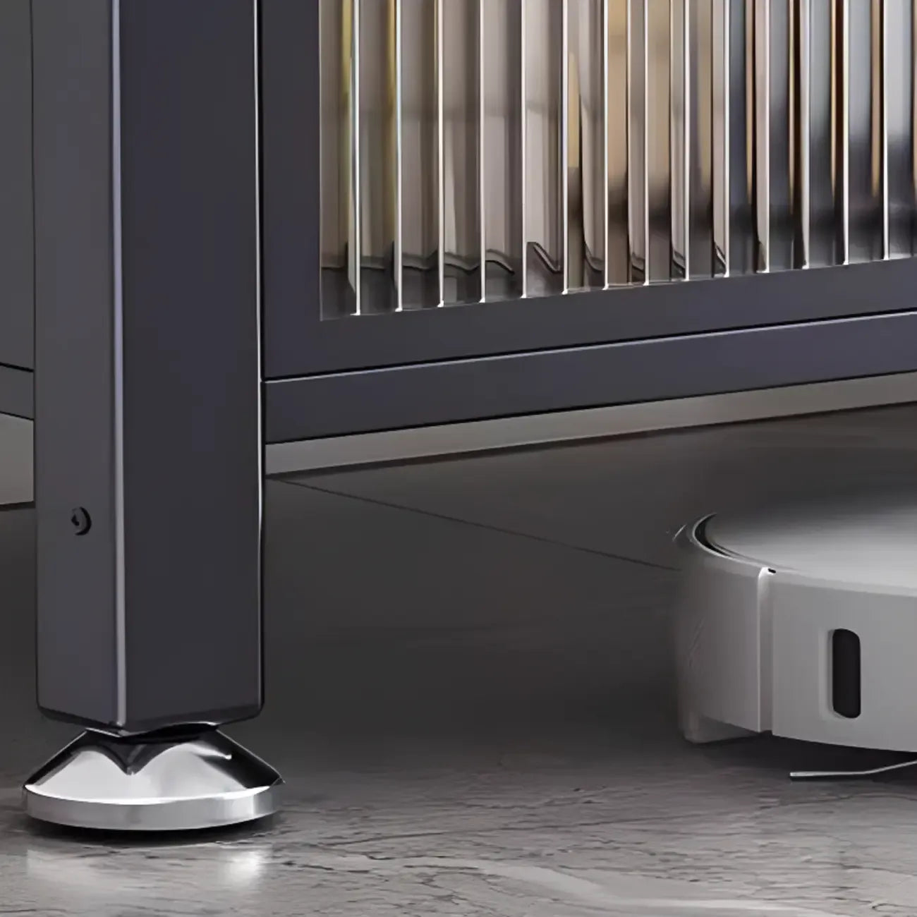 Buffet moderne et simple en métal avec portes relevables et plusieurs placards