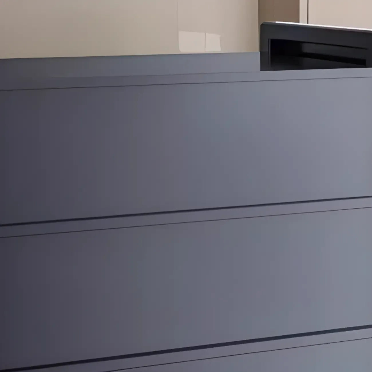 Buffet moderne et simple en métal avec portes relevables et plusieurs placards