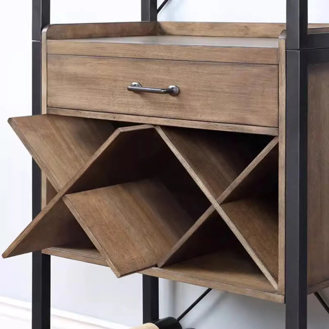 Porte-bouteilles et porte-verres en bois naturel brun et casier à vin ouvert