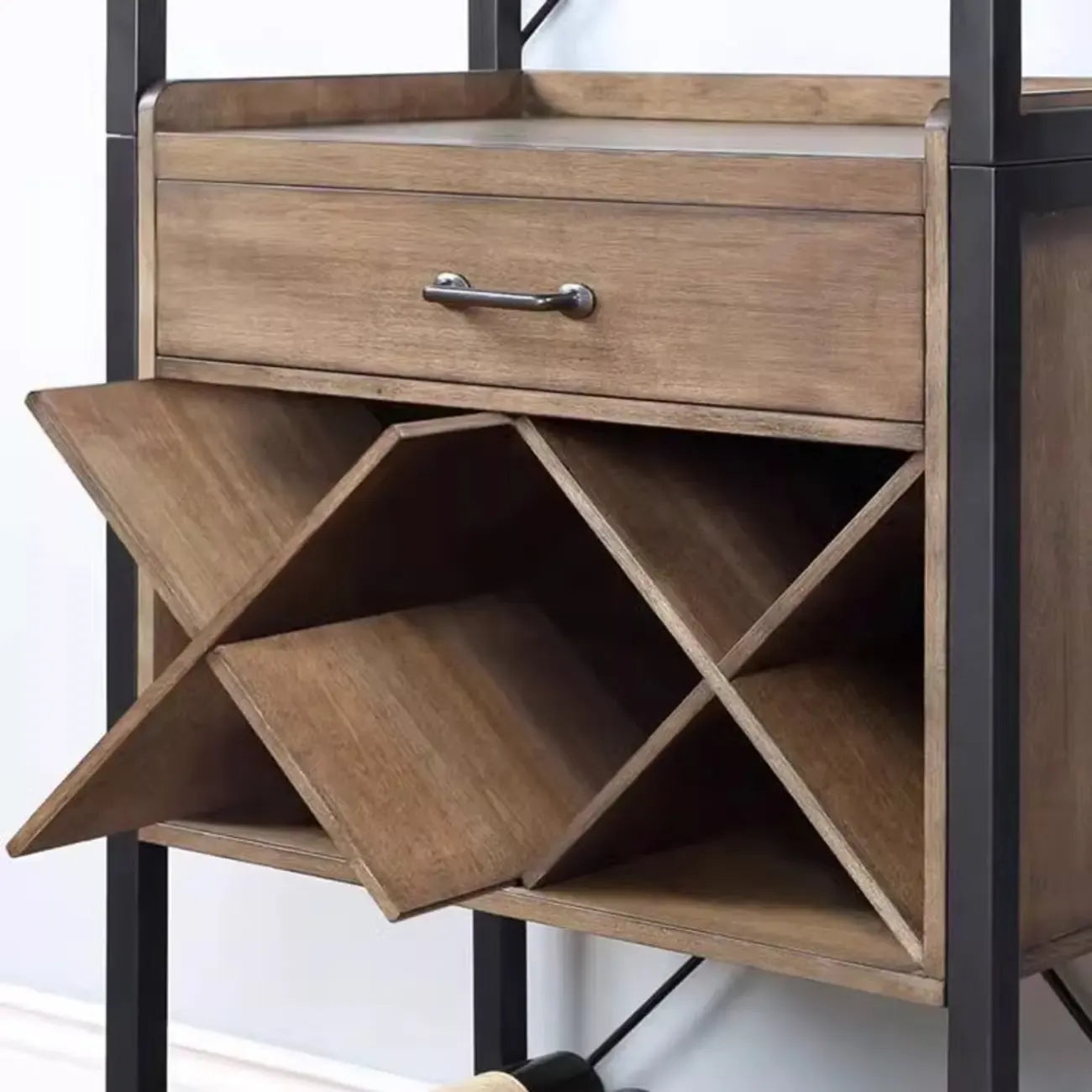 Porte-bouteilles et porte-verres en bois naturel brun et casier à vin ouvert