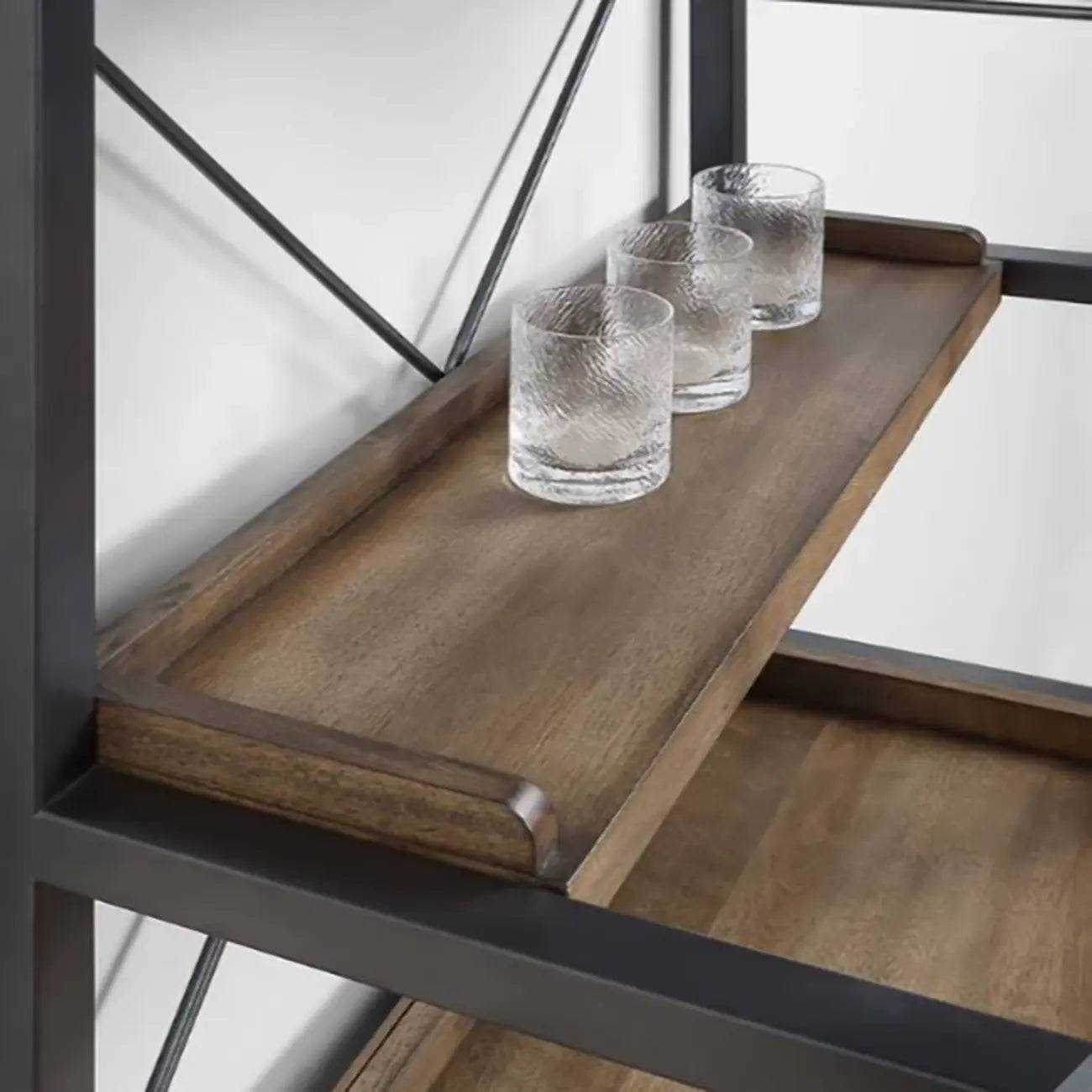 Porte-bouteilles et porte-verres en bois naturel brun et casier à vin ouvert