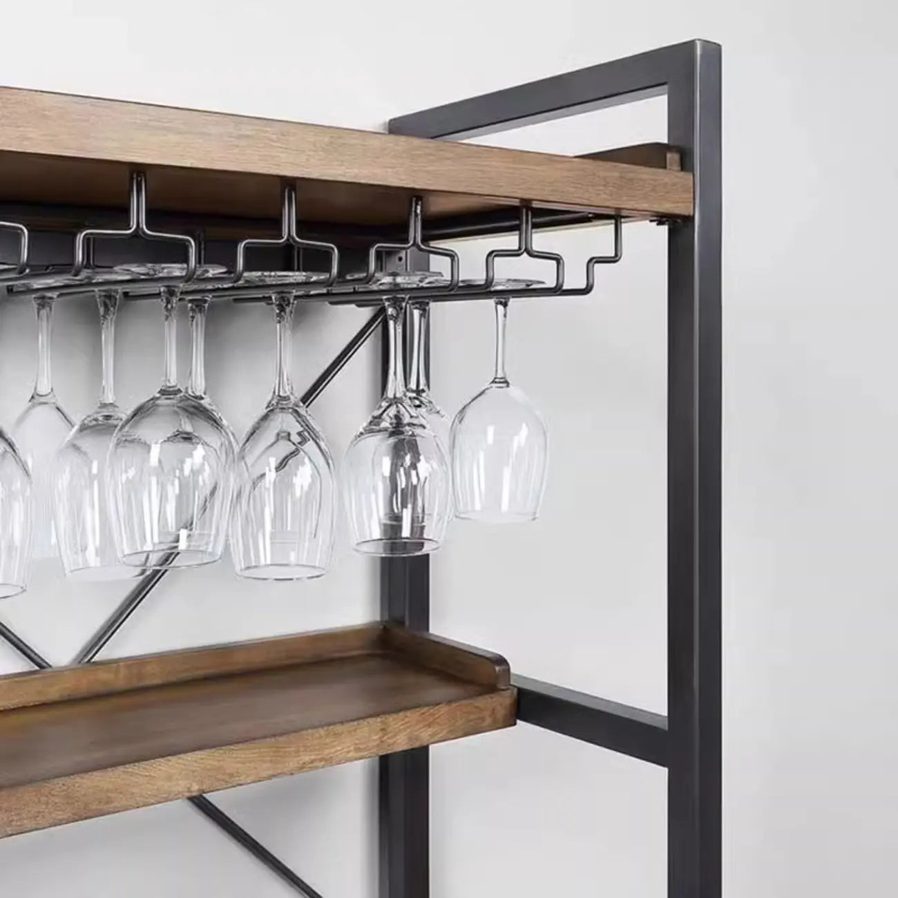 Porte-bouteilles et porte-verres en bois naturel brun et casier à vin ouvert