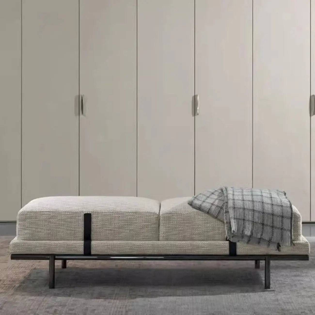 Banc de chambre scandinave en métal gris rembourré
