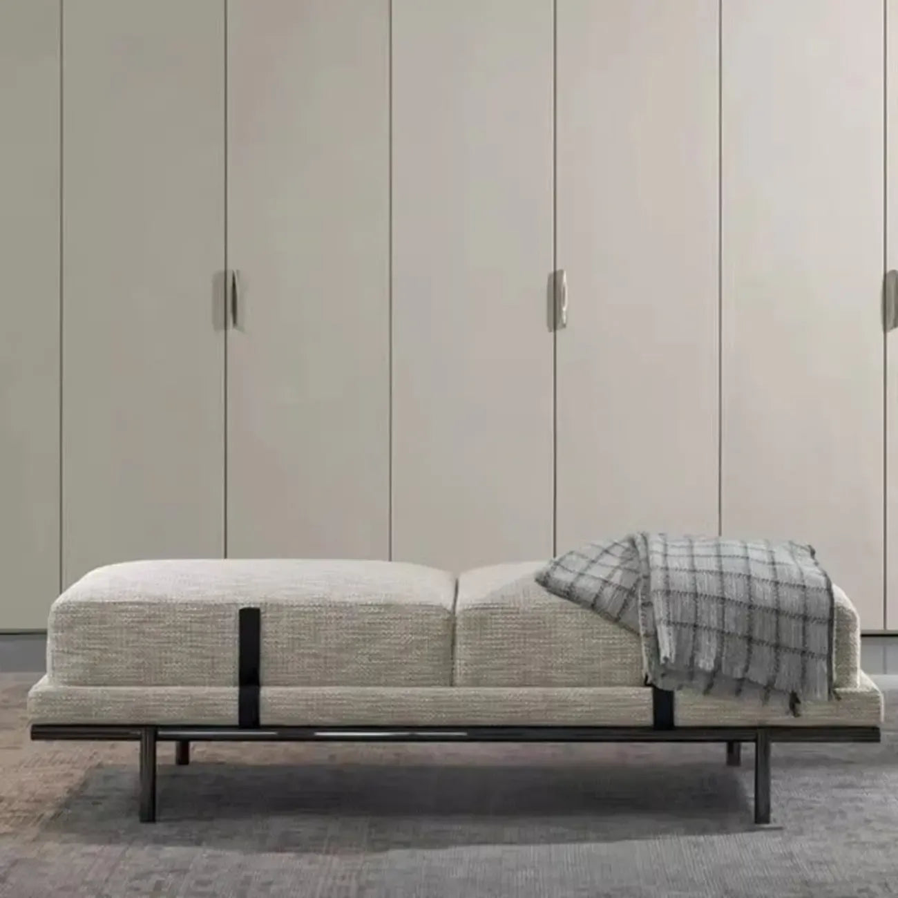 Banc de chambre scandinave en métal gris rembourré