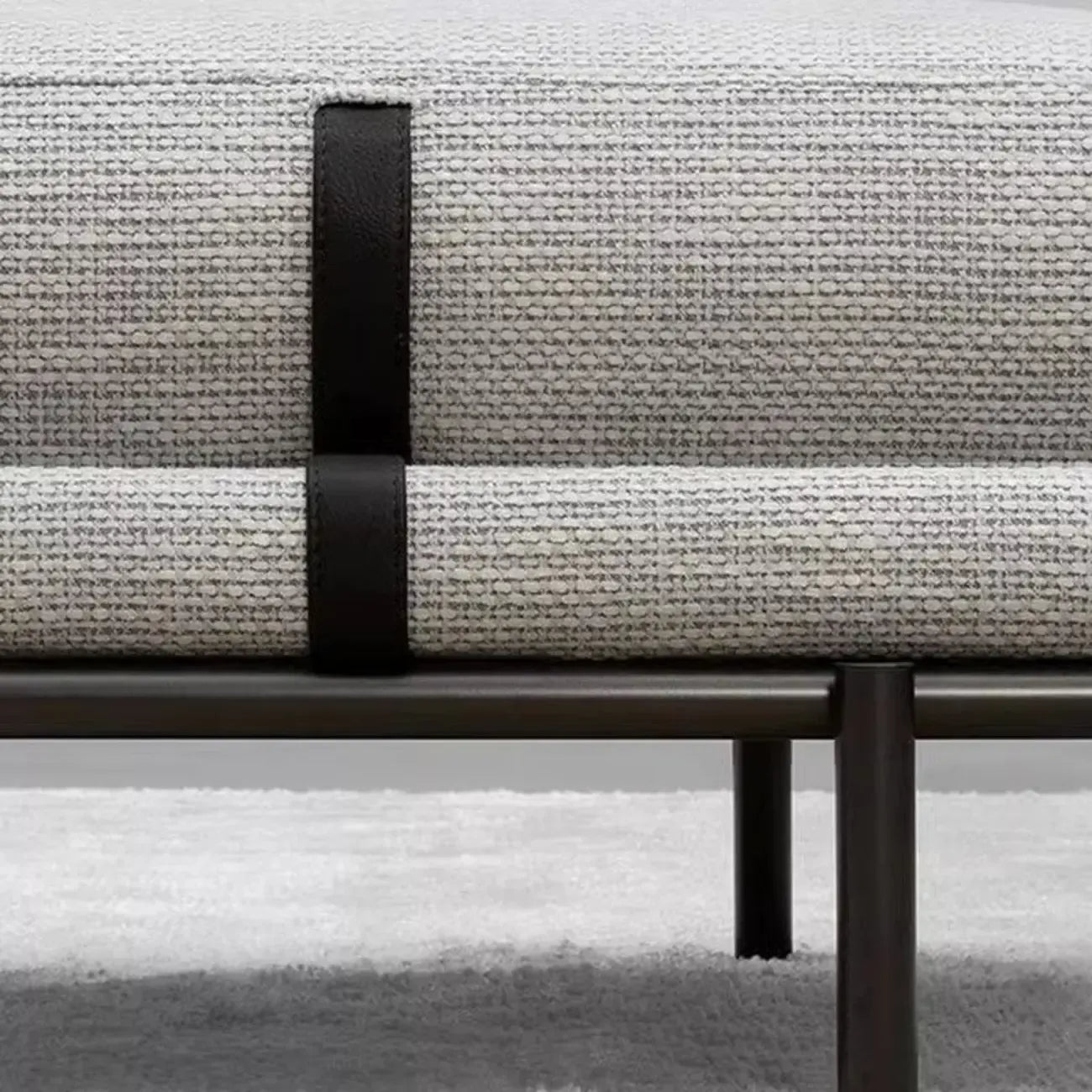 Banc de chambre scandinave en métal gris rembourré