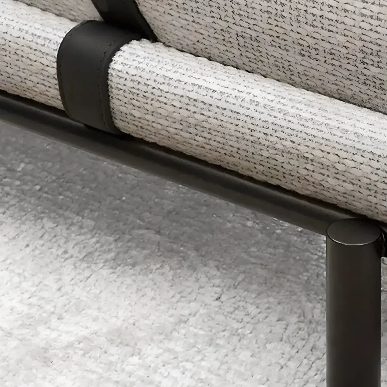 Banc de chambre scandinave en métal gris rembourré