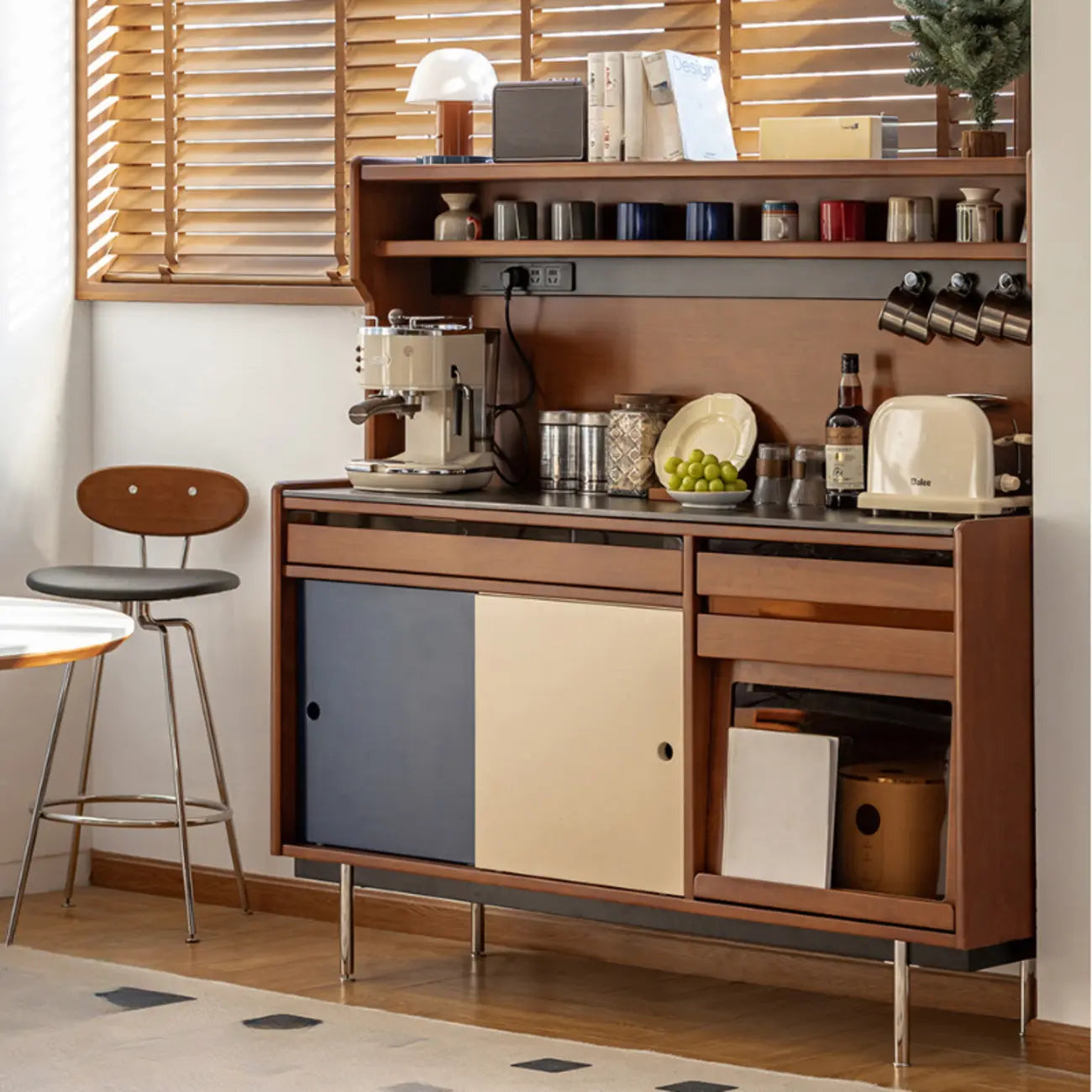 Buffet moderne en bois avec placards de rangement