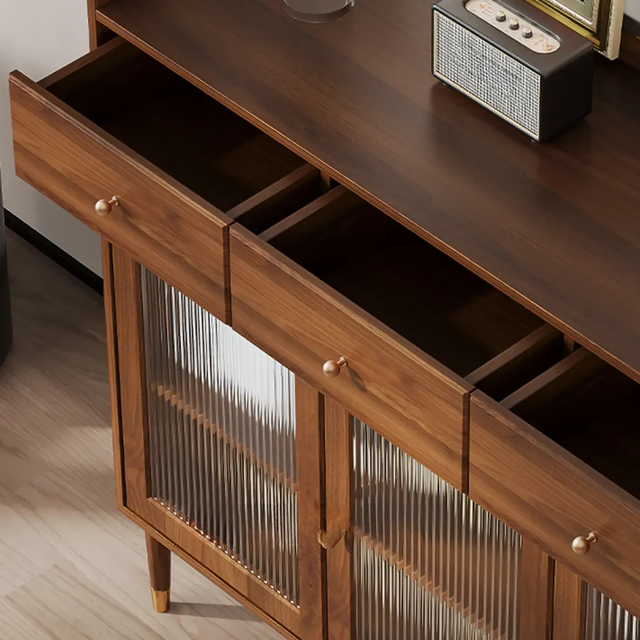 Buffet moderne en bois avec portes et étagères vitrées