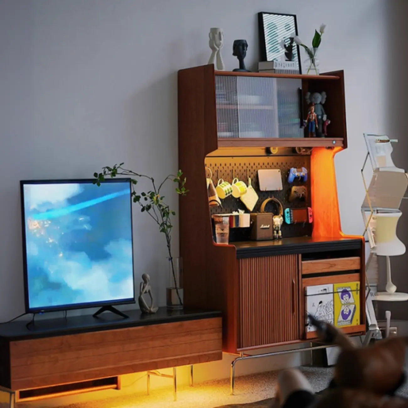 Buffet scandinave en merisier et pin avec rangements ouverts