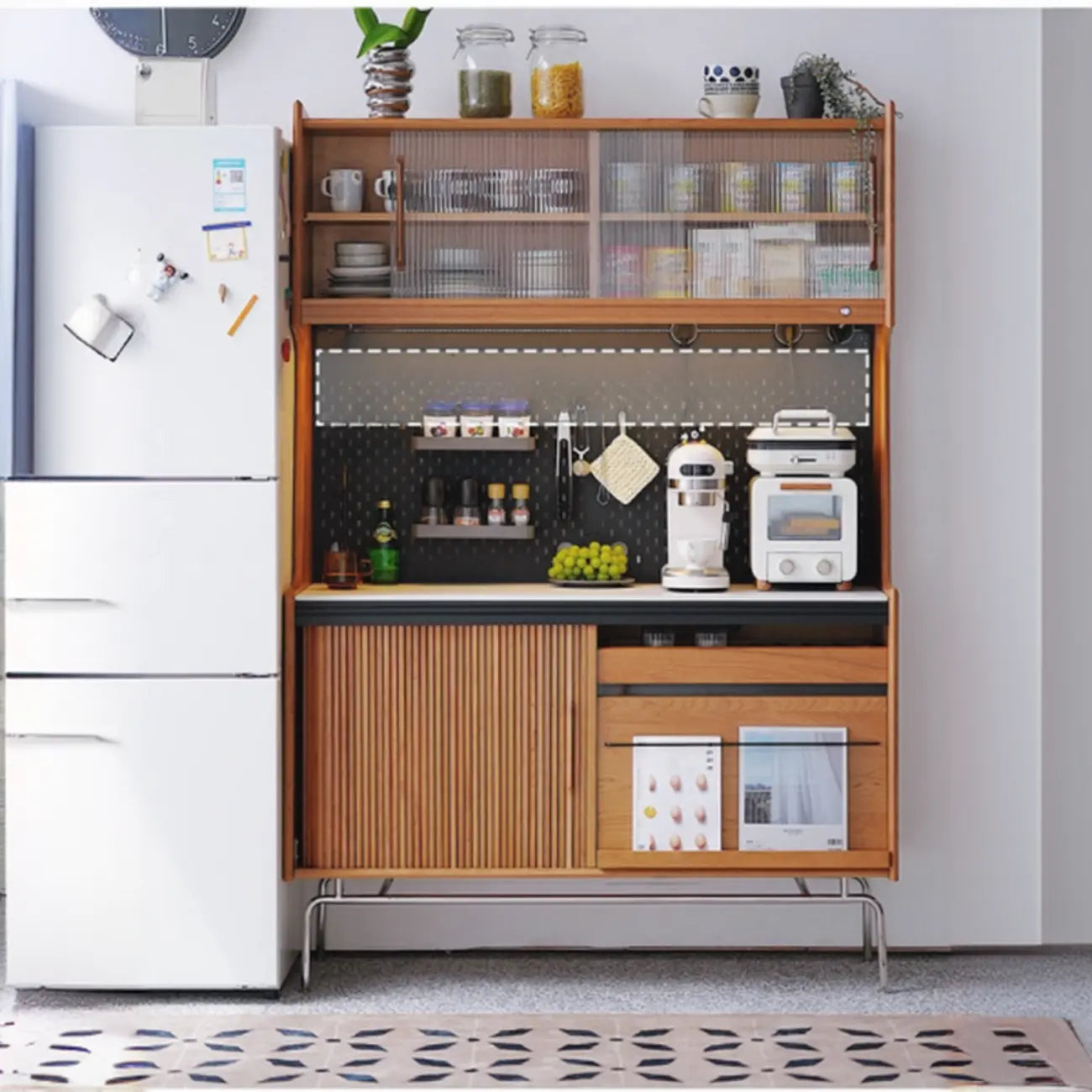 Buffet scandinave en merisier et pin avec rangements ouverts