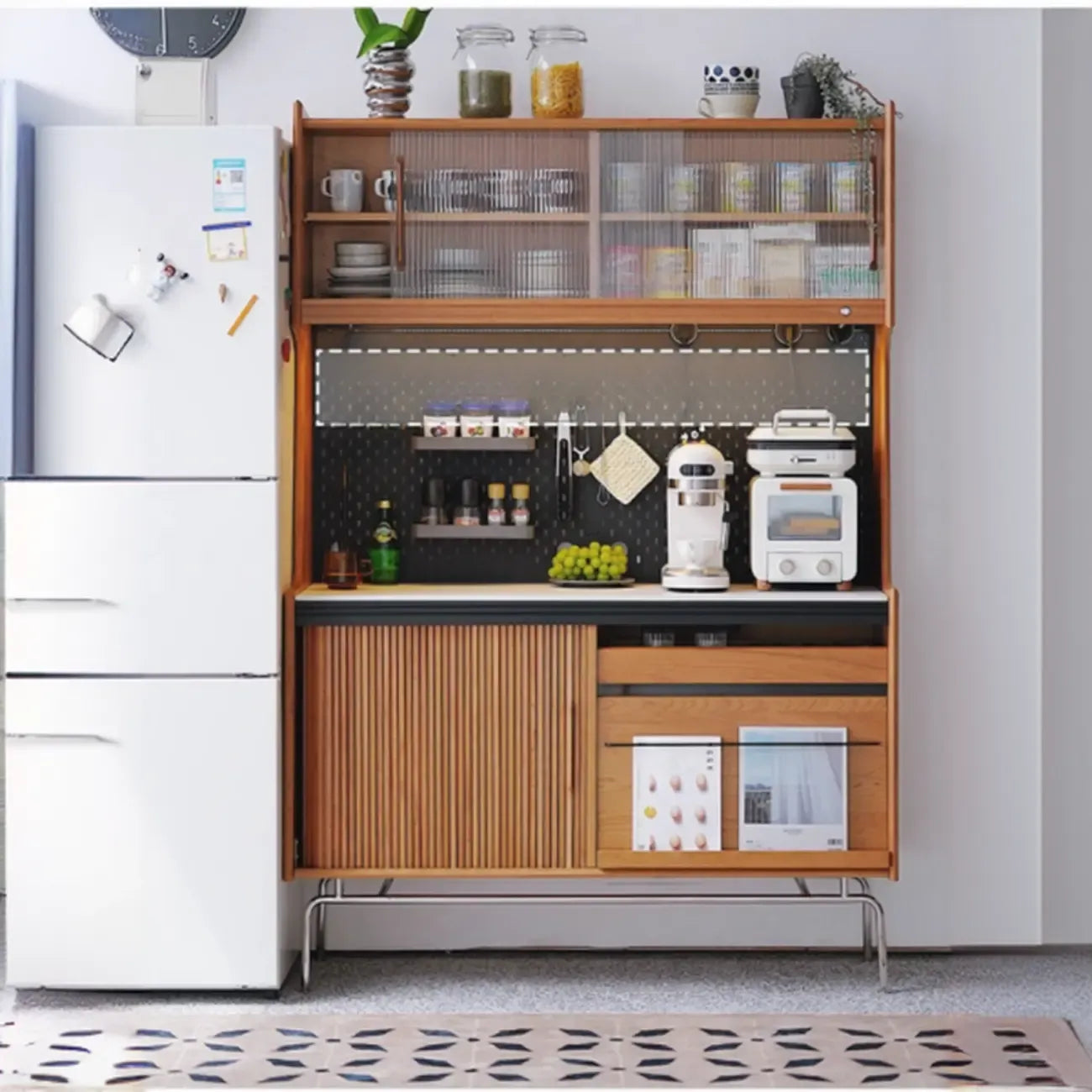 Buffet scandinave en merisier et pin avec rangements ouverts