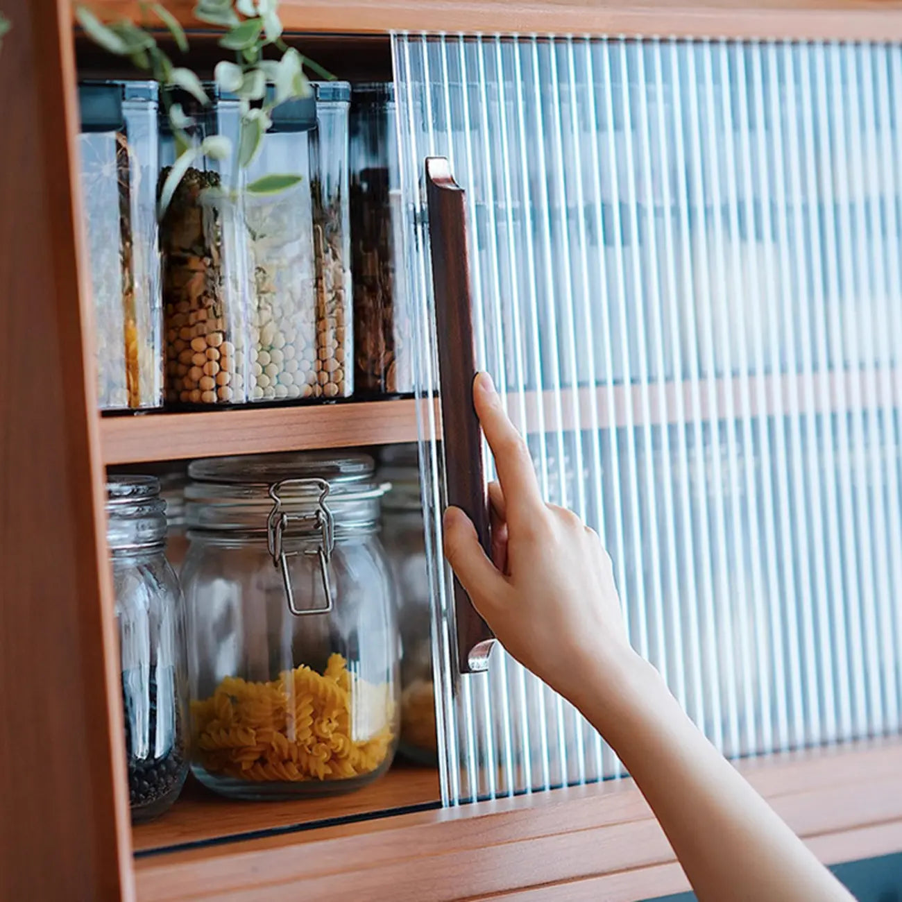 Buffet scandinave en merisier et pin avec rangements ouverts