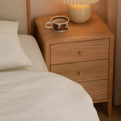 Table de chevet étroite et moderne en bois avec 3 tiroirs