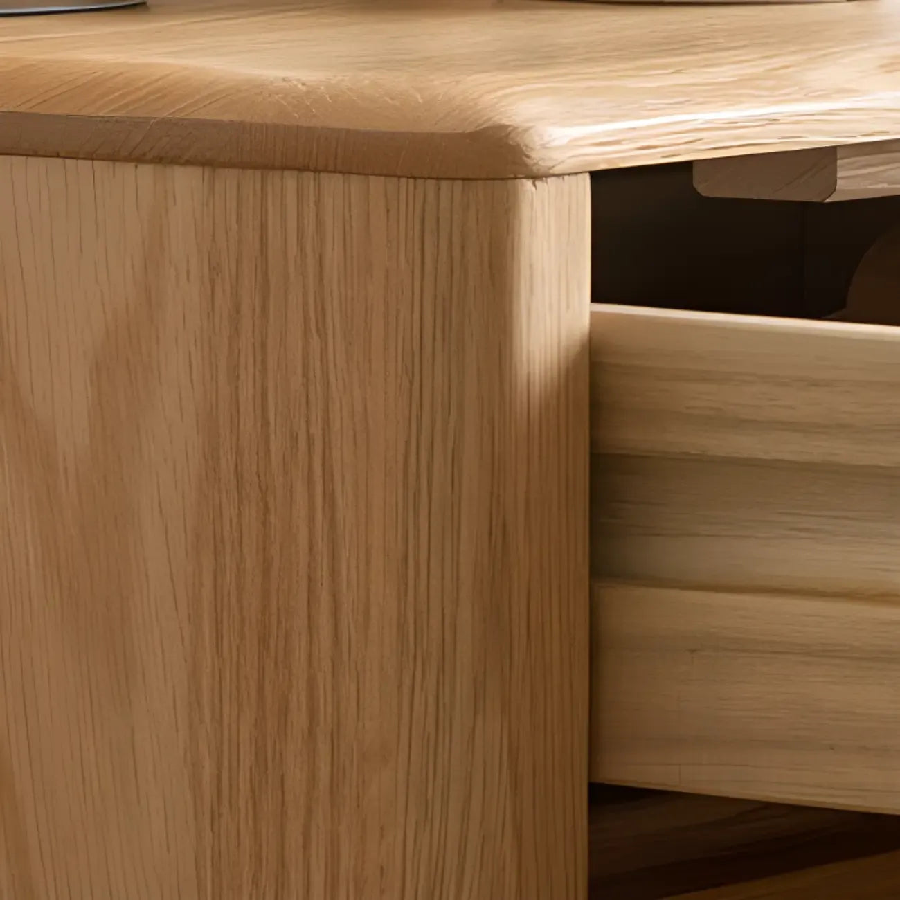 Table de chevet étroite et moderne en bois avec 3 tiroirs