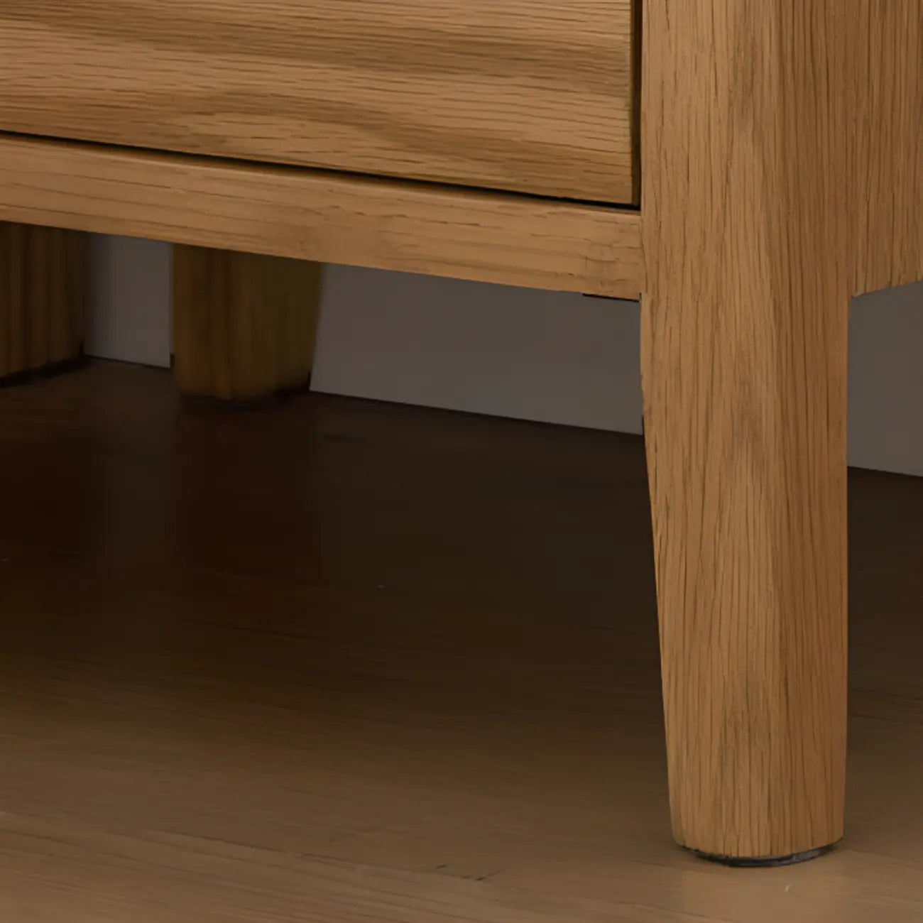 Table de chevet étroite et moderne en bois avec 3 tiroirs