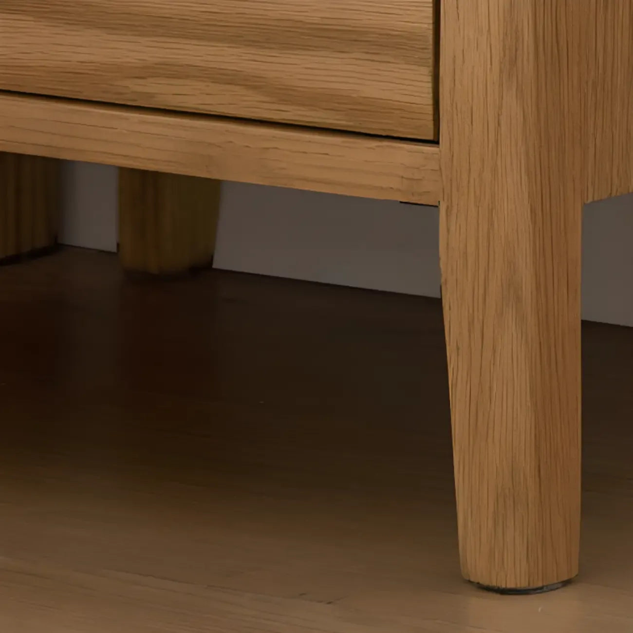 Table de chevet étroite et moderne en bois avec 3 tiroirs